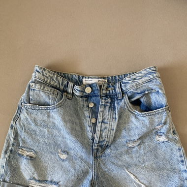 Hellblaue kurze Hose