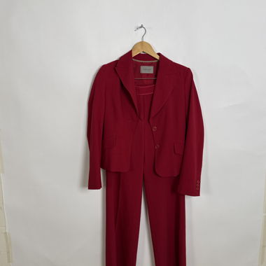 Roter Anzugsset