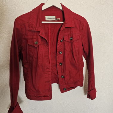 Rote Jeansjacke