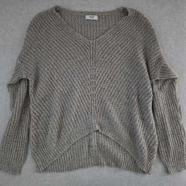 Beiger Strickpullover mit V-Ausschnitt