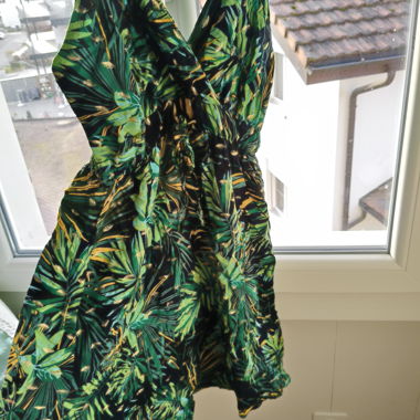 Vestito estivo con stampa foglie tropicali