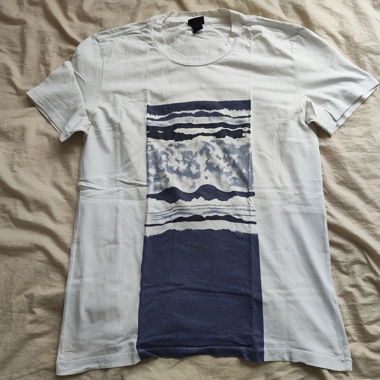 T-shirt blanc avec paysage bleu