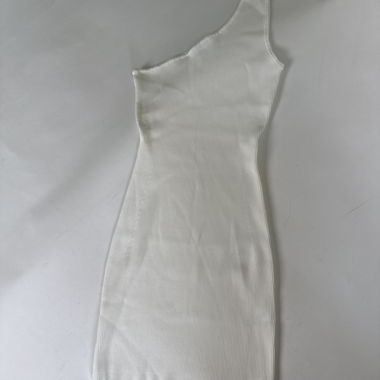 Abito bianco a fascia con spalla scoperta