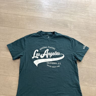 Kurzes grünes T-Shirt 
