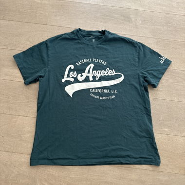 Kurzes grünes T-Shirt 