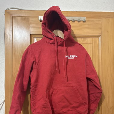 Pull à capuche rouge 
