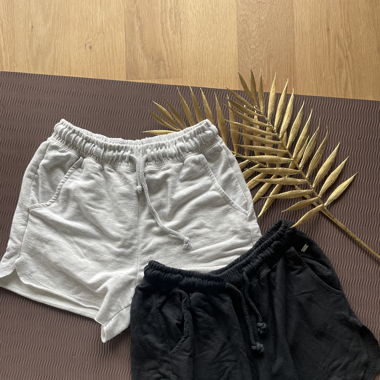 zwei kurze Hosen
