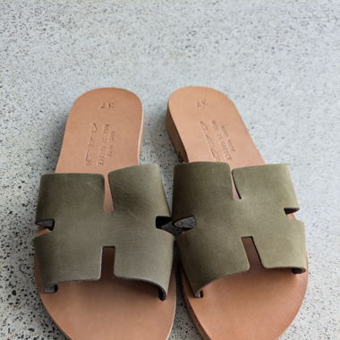 Olivegrüne Ledersandalen - Gr. 37, schmale Füsse