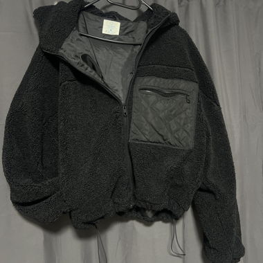 Veste noire avec poche sur l’avant gauche 
