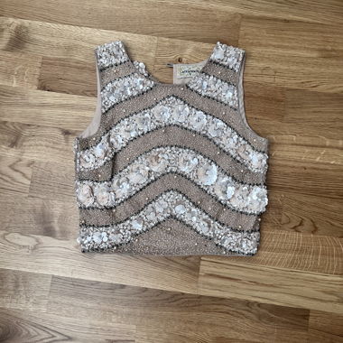 Top con paillettes e ricamo floreale