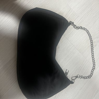 Borsa nera con dettagli argentati 