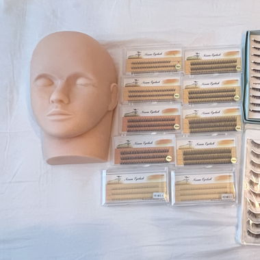 Künstliche Wimpern und Übungskopf zum Üben