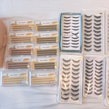 Cils artificiels et tête d'entraînement pour s'entraîner