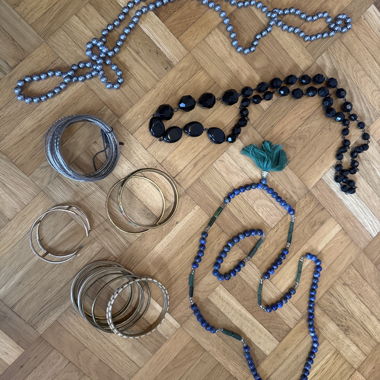Schmuck-Set mit Armreifen und Ketten