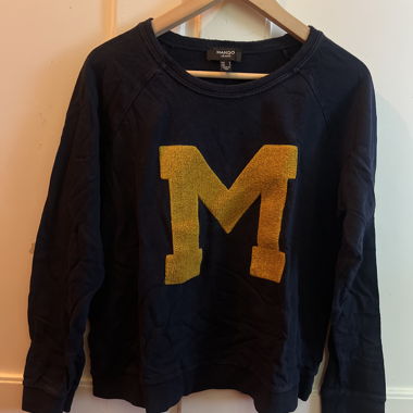 Sweatshirt Mango bleu marine avec grand imprimé «M»