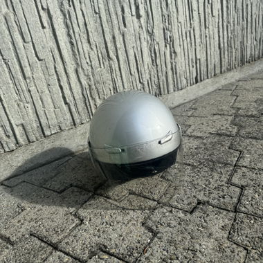 Silberner Roller Helm