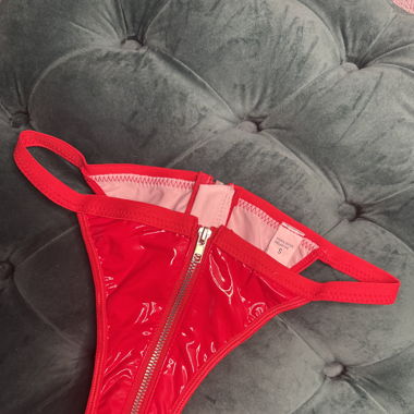 Roter Lack-Slip