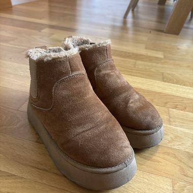 Stivaletti in camoscio marrone per l’inverno
