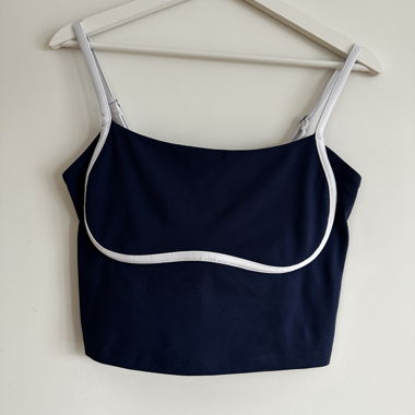 Top corto blu navy con bretelle bianche