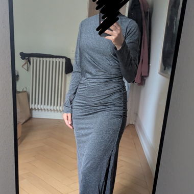 Abito maxi grigio a maniche lunghe