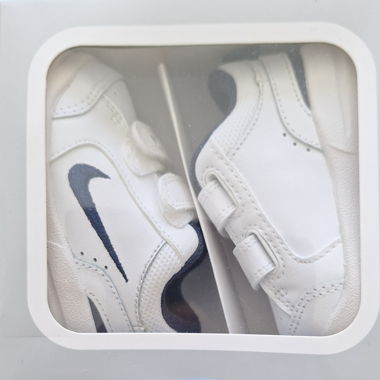 Baskets Nike 6-9 mois (neuf)