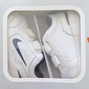 Baskets Nike 6-9 mois (neuf)