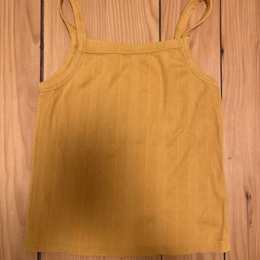 Top a coste giallo con spalline sottili