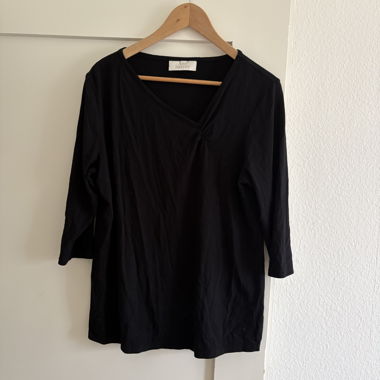 Haut noir asymétrique à manches longues