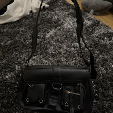 Borsa a tracolla nera con più tasche