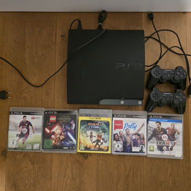 PS3 Konsole, 2 Controller und 5 Spiele