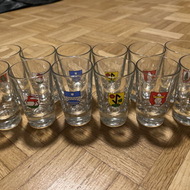12 Schnapsglaeser mit Wappen