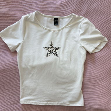 T-shirt blanc avec étoile