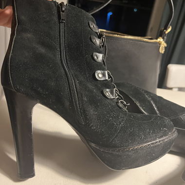 Bottes en cuir suédé noir