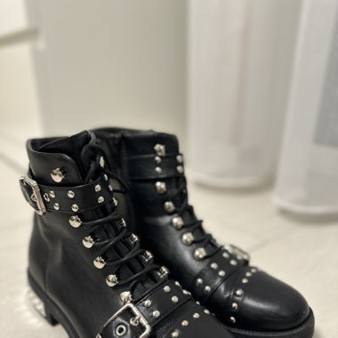 Boots mit silbrigen Details