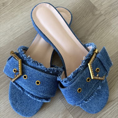Sandali slide in denim con fibbia