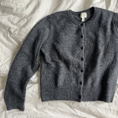 Graue Strickjacke