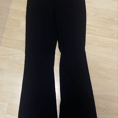Pantaloni neri a gamba larga