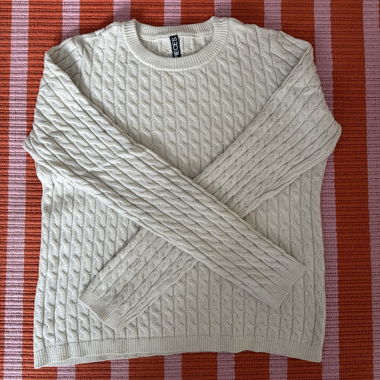 Maglione beige a trecce