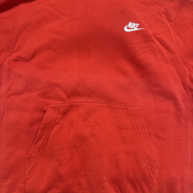 Roter Nike-Pullover