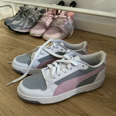 Pink/white/grey pumas