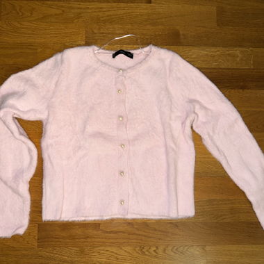 Cardigan rosa peloso MNG con bottoni perla