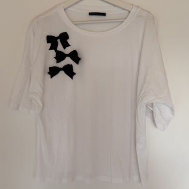 T-shirt blanc avec nœuds noirs