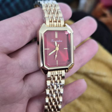 Montre dorée avec cadran rouge
