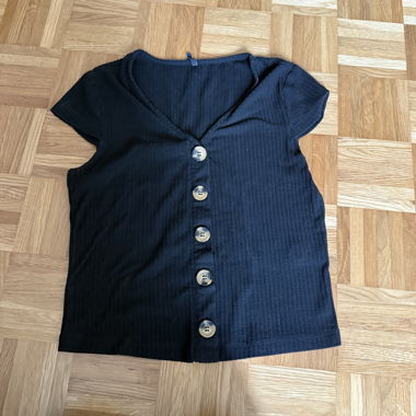 T-shirt basic nero con bottoni