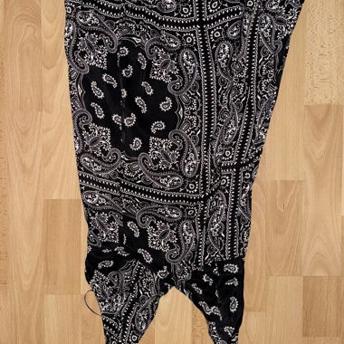 Tuta corta nera con fantasia paisley