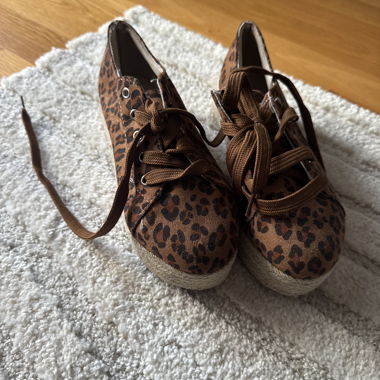 Canvas shoe leopard print