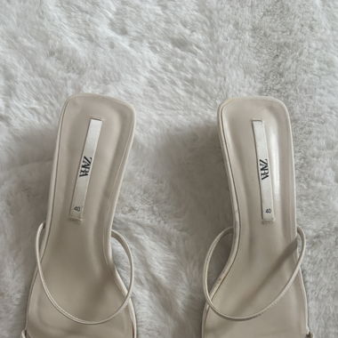 Beige Absatz Schuhe von Zara