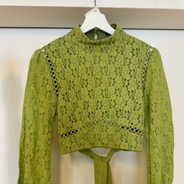 Grünes rückenfreies Crop Top