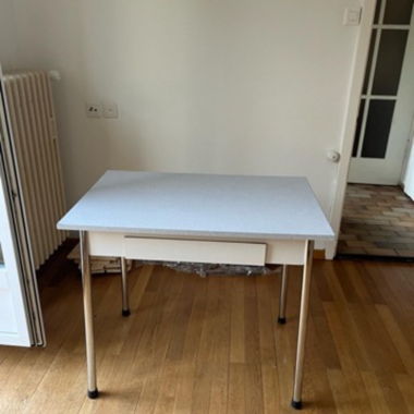 Dining table, top condition, must go!