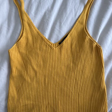 Top giallo di Stradivarius